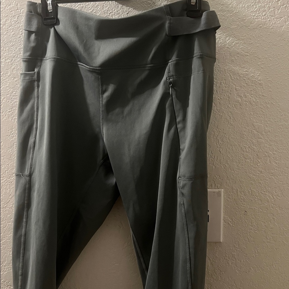 Women’s gray leggings ,layer 8 .Z:L.